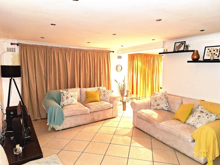 To Let 4 Bedroom Property for Rent in Rocklands Western Cape